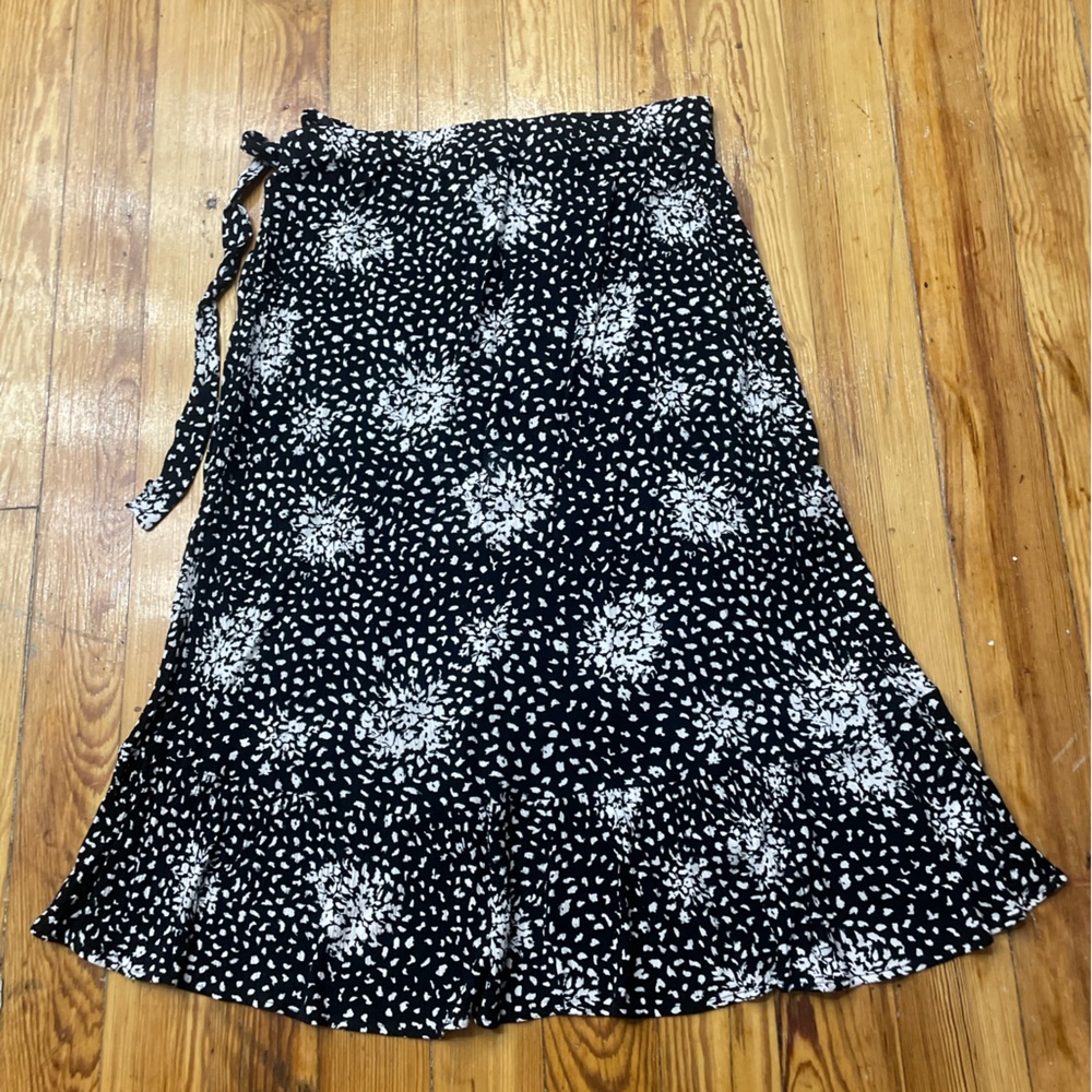 Black and white floral skirt - Picture 3 of 9